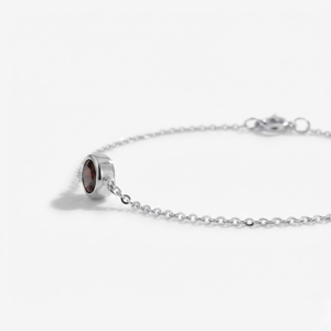 Pulsera de eslabones de plata de ley Rhodia Rhaya Jewels con granate solitario clásico y engaste de bisel para bodas infantiles - Product Image 3