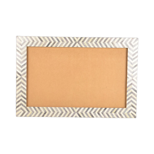 Miroir mural rectangulaire artisanal avec bois naturel et motif en chevron blanc en zigzag, cadre en résine osseuse incrusté, décoratif - Product Image 1