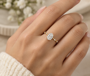 Anillo de compromiso de diamante de corte ovalado con engaste de plata y piedras laterales, clásico para mujer, venta al por mayor de joyería fina. - Product Image 5