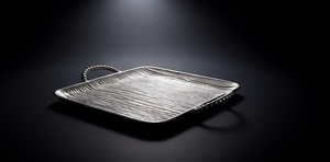 Plateau de service carré argenté en métal massif texturé moulé, article de vaisselle pour cuisine et salle à manger, en stock - Product Image 2