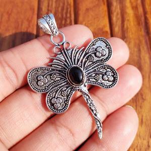 Pendentif Papillon en Laiton Naturel avec Pierre Précieuse pour l'Équilibre Émotionnel et les Vibrations Positives, Collier Fait Main Disponible à la Vente - Product Image 5