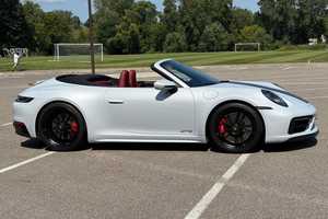 NEAT pour 911 Carrera GTS SUV Moteur Turbo Hybride Pneus R15 Direction à Gauche Pack Premium Intérieur Rouge Bordeaux - Product Image 4