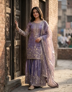 Hermoso conjunto listo para usar de Jimmy Chu con bordado y lentejuelas, que incluye top con costuras completas y sharara, y dupatta con bordado y lentejuelas. - Product Image 1