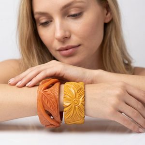Brazalete de Resina con Flores, Hecho a Mano, Esculpido, Artístico, Diseño Floral Naranja y Amarillo, para Mujeres y Niñas, para Fiestas, Bodas, Navidad - Product Image 1