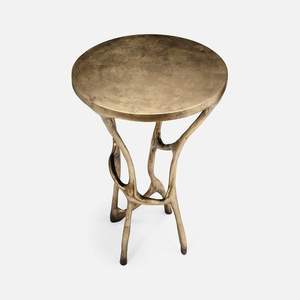 Mesa auxiliar decorativa de metal hecha a mano con acabado texturizado para un estilo exclusivo de diseño para el hogar. - Product Image 4