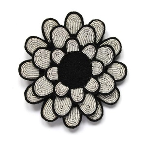 Broche artisanale haut de gamme en perles de rocaille plaquées argent, broderie perlée, style vintage, accessoire de mariage et de fiançailles avec cristaux - Product Image 4