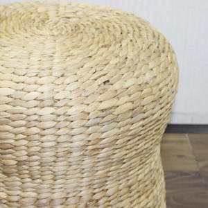 Otomana de Almacenamiento Trenzada de Jacinto de Agua Hecha a Mano en Vietnam, Ecológica, para Sala de Estar - Product Image 2