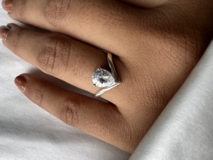 Bague en or avec moissanite en forme de poire, 14K 18K, bague de fiançailles pour femme, bande en forme de V, bague solitaire de mariage, bijoux minimalistes - Product Image 4