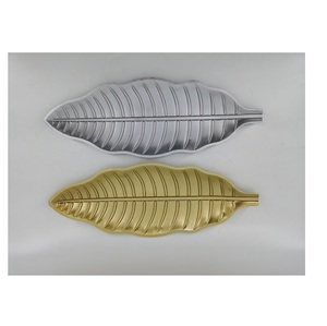 Plateau de service en aluminium de grande taille en forme de feuille pour les buffets, la restauration et les réceptions de mariage - Product Image 1