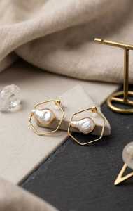 Boucles d'oreilles clous vintage géométriques en laiton plaqué or avec perles d'imitation serties clos pour femme, cadeau de fête - Product Image 1