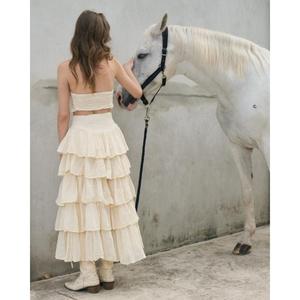 Ensemble jupe longue étagée à volants style bohème pour femme, avec crop top à manches courtes et col en V, 100% Rayonne, taille naturelle, couleur unie, pour l'été, les vacances et les stations balnéaires - Product Image 6
