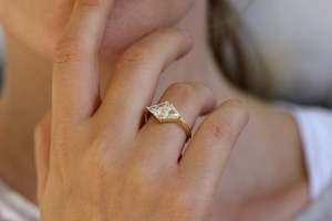 Bague en or 14 carats plaqué or, diamant taillé en triangle, style classique, unisexe, bijoux de fiançailles - Product Image 4