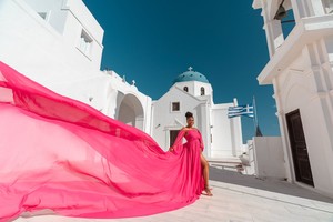 ชุดเดรสยาวสีชมพูบานเย็นสดใส แบบเปิดไหล่ แขนยาว เหมาะสำหรับใส่ไปพักผ่อน มีรอยผ่าสูงและชายกระโปรงยาวพลิ้ว - Product Image 4