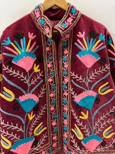 Chaqueta de Terciopelo Color Vino Tinto Premium para Mujer, Bordado a Mano con Motivos Florales Tradicionales y Elegante Cuello Mandarín - Product Image 5