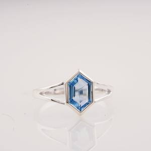 Bague de Fiançailles de Luxe Vintage en Aquamarine Hexagonale, Sertie Clos, Bague de Promesse Délicate, Pierre de Naissance de Juin, Plaqué Or 14K, Cadeau - Product Image 3