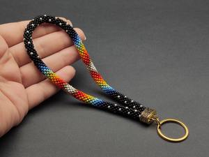 Porte-clés de poignet fait main en perles avec motif dégradé noir, blanc, rouge, orange, jaune, vert, bleu, violet et anneau doré - Product Image 5