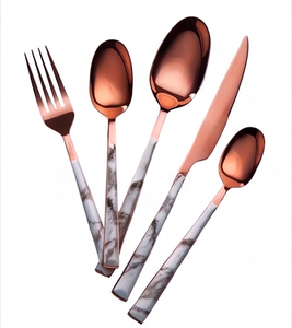 Juego de Cubiertos Modernos con Acabado en Cobre y Mango de Mármol, Aptos para Lavavajillas, Cubertería para Mesa de Boda, Juego de 4 Piezas - Product Image 1