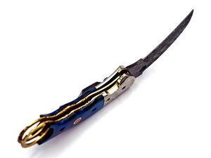 มีดพับเหล็กดามัสกัสทำมือ ด้ามไม้สีน้ำเงิน ประดับทอง รับผลิตแบบ OEM สำหรับใช้งานกลางแจ้งอเนกประสงค์ - Product Image 3