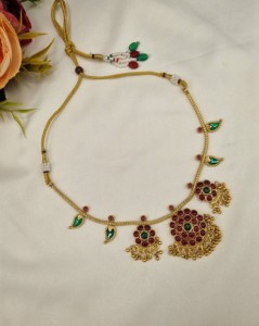 Parure de bijoux de temple délicate à motif floral artisanal, collier de créateur avec boucles d'oreilles pendantes assorties, fournisseur de bijoux pour occasions festives - Product Image 3