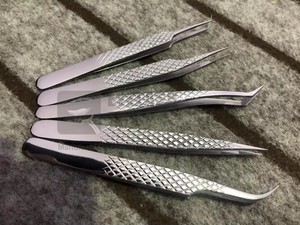 Pince à cils en acier inoxydable de qualité supérieure avec logo personnalisé, poignée diamantée argentée et pointe fine et robuste - Product Image 6