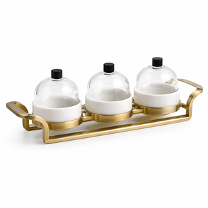 Ensemble de service en métal artisanal, conçu avec une finition dorée contemporaine et des bols élégants à couvercles, parfait pour la décoration culinaire haut de gamme. - Product Image 1