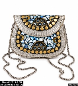 Pochette de soirée de luxe pour femme, motif à pois, avec cadre métallique orné, idéale pour mariages et soirées. - Product Image 3
