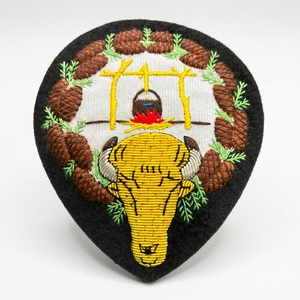Patch brodé main personnalisable style classique, motif pomme de pin et crâne de taureau en fil d'or, à coudre sur les vêtements et les chapeaux - Product Image 1