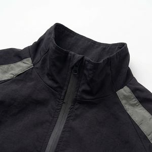 Chaqueta Deportiva Negra con Paneles Curvos Grises, Cierre Completo, Cuello Alto y Puños y Dobladillos Elásticos |   Ropa Técnica Urbana OEM / Marca Privada - Product Image 5
