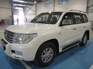 แผ่นบังแดดรถยนต์ HIC วัสดุ PMMA สีรมควัน สำหรับ TOYOTA Land Cruiser 200 Series Station Wagon ปี 2008-2021 ติดตั้งได้พอดี 100% พร้อมเทป 3 ม. - Product Image 1