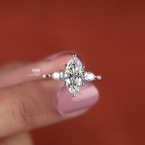 Anillo de Compromiso con Tres Diamantes Cultivados en Laboratorio, Corte Marquesa, Oro de 14K, 2.40ct de Peso Total, Piedras Laterales en Forma de Pera, Anillo de Novia para Boda - Product Image 6