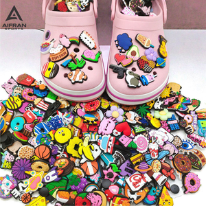 จี้รองเท้าเรืองแสงในที่มืด AIFRAN ทำจาก PVC รูปดอกไม้ถักโครเชต์ ตัวล็อคแบบนิ่ม ทำจากยาง ใช้ตกแต่งรองเท้าแบบสวม - Product Image 3