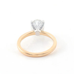 Bague de fiançailles ovale en diamant de laboratoire, avec bande bifurquée et pavé de diamants sur les côtés, design moderne et élégant, pierre centrale en évidence - Product Image 2