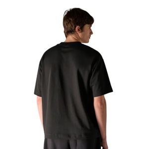 T-shirt en coton noir surdimensionné pour homme, logo minimaliste sur la poitrine, streetwear, manches courtes, tee-shirt décontracté tendance, vente en gros, fabricant OEM - Product Image 2