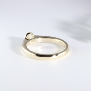 Anillo de compromiso de diamantes de corte redondo Elite Gold, anillo de boda clásico con engaste de bisel, joyería fina minimalista para mujer - Product Image 4