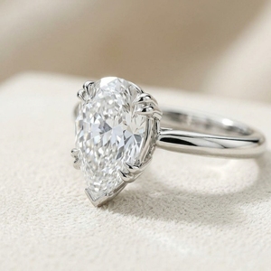 Anillo de Compromiso Clásico con Corte de Pera Minimalista, Doble Engaste de 6 Puntas con Punta en V Superior, en Oro Blanco, Anillo de Boda Nupcial - Product Image 2