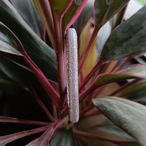 กำไลข้อมือเงินแท้ 925 รุ่น Revalia ลายฉลุกว้างประดับเพชร ชุบเงิน ดีไซน์โรแมนติกสไตล์วินเทจ สำหรับผู้หญิง - Product Image 2