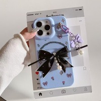 Étui de téléphone portable personnalisable en peluche multicolore avec papillon pour poignet, compatible avec iPhone 12 13 14 15 16 17 Pro Max – Accessoire