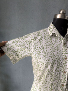 เสื้อเชิ้ตฮาวายแขนสั้นผ้าฝ้ายระบายอากาศสำหรับผู้ชาย ลายพิมพ์ทรอปิคอล ติดกระดุม สวมใส่สบายๆ สำหรับฤดูร้อน เหมาะสำหรับไปเที่ยวชายหาด - Product Image 6