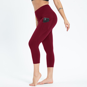 Pantalon Capri Femme 3/4 Longueur, Couleur Rouge Vin Unie, Taille Haute, Séchage Rapide, pour Entraînement, avec Logo Personnalisé, Idéal pour la Salle de Sport (Vente en Gros) - Product Image 1