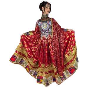 Robe de mariée afghane bohème brodée rouge longue jusqu'au sol, col en V, manches longues, coupe trapèze, motifs dorés, en tissu mousseline et satin - Product Image 1