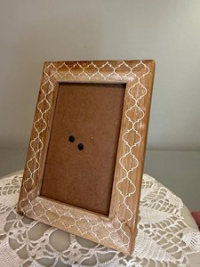 Cadre photo en bois fait main, motif treillis marocain sculpté, support photo rustique pour table, bureau ou décoration murale, vitrine artistique - Product Image 6