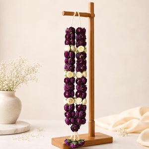 Guirnalda Varmala de Flores Moradas y Marfil con Detalles Dorados y Adornos de Perlas, Elegante Guirnalda India para Intercambio en Bodas - Product Image 2