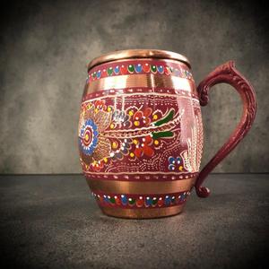 Mug à vin vintage en métal avec motif floral gravé et finition dorée, accessoire de boisson réutilisable en cuivre pour fût et chopes à bière - Product Image 3