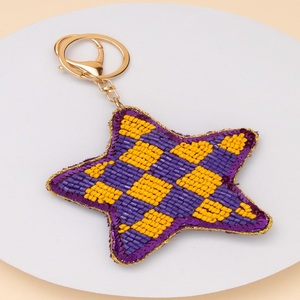 Porte-clés perlé fait main en perles de rocaille, breloque élégante pour sac, accessoire de sac artisanal en perles de rocaille de qualité supérieure - Product Image 1