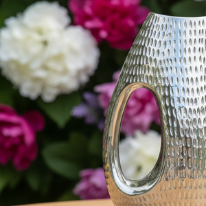 Jarrón de flores de aluminio fundido plateado martillado de lujo, maceta moderna hueca con textura, jarrón tipo jarra para decoración del hogar - Product Image 5