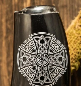 Mug en corne noire gravé, design unique, style médiéval, pour hydromel - Product Image 2