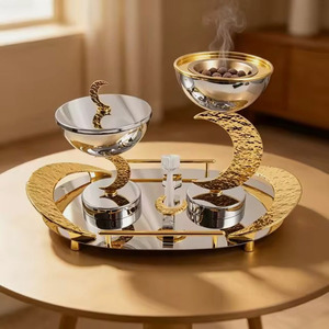 Ensemble de brûleurs d'encens en métal doré et argenté sur un plateau rond assorti avec des accents de lune croissante, parfait pour la décoration de la maison pendant le Ramadan - Product Image 1