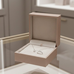 Caja de Joyería de Cartón Reciclable Ecológica de Alta Calidad, Forrada con Terciopelo y Esponja |   Pendientes con Logotipo Personalizado, Laminados Mate y Grabados en Relieve - Product Image 2