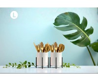 Soporte de cerámica blanca de alta gama con base de metal dorado, ideal para restaurantes, eventos y organizador de mesas para fiestas.