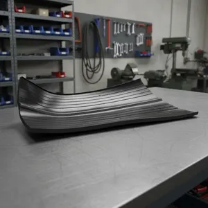 Banco de trabajo organizado con panel perforado para almacenamiento de herramientas y superficie de goma para una reparación y mantenimiento eficientes - Product Image 1